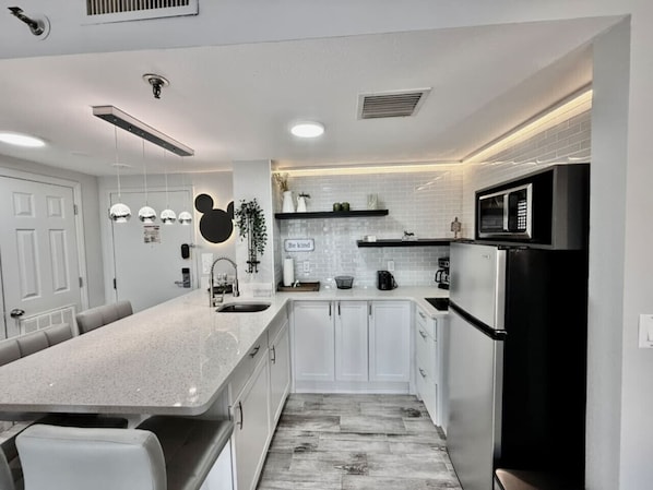 Kühlschrank, Mikrowelle, Herdplatte, Geschirrspüler