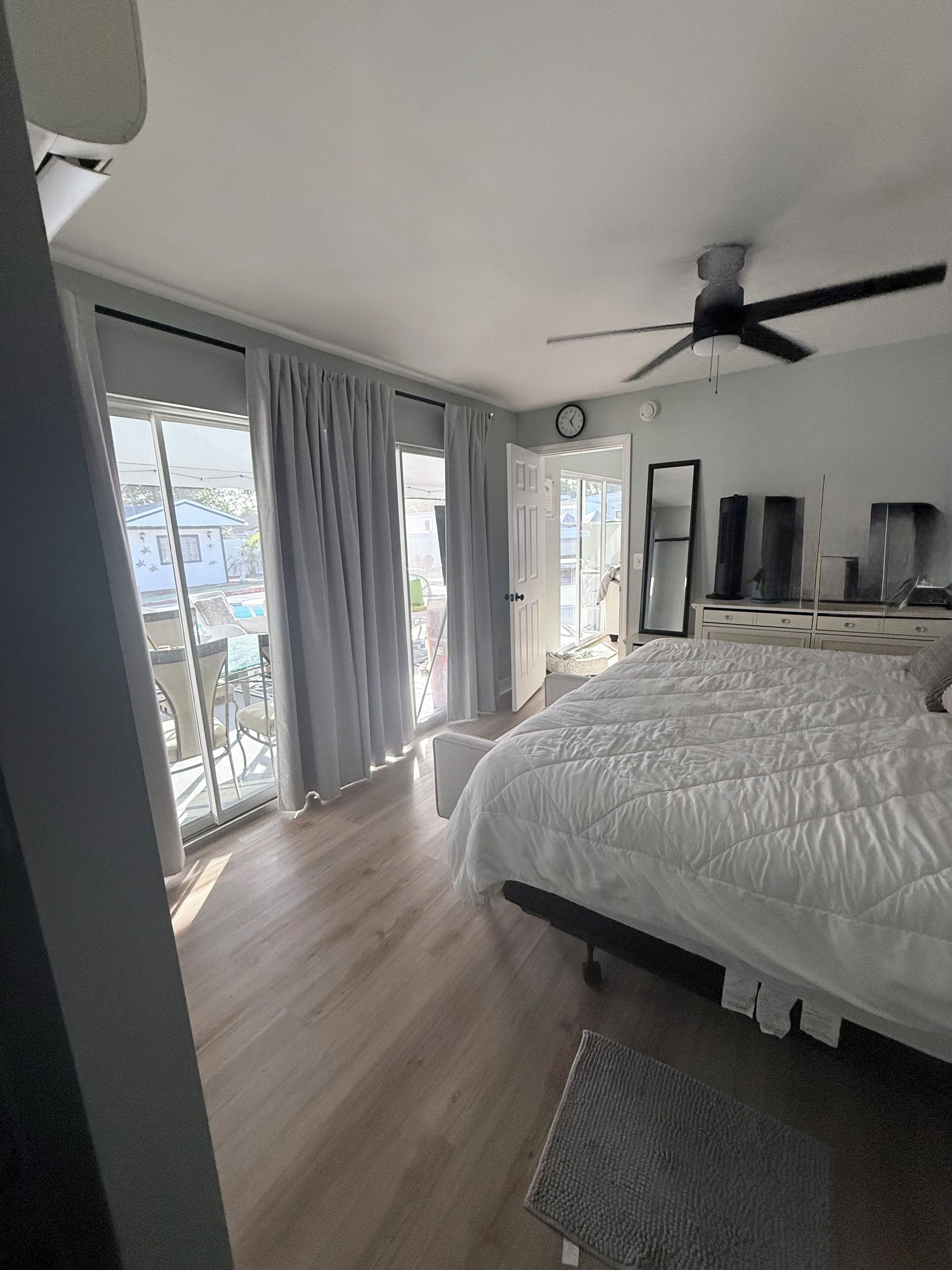 4 habitaciones, tabla de planchar con plancha, cuna de viaje y wifi 
