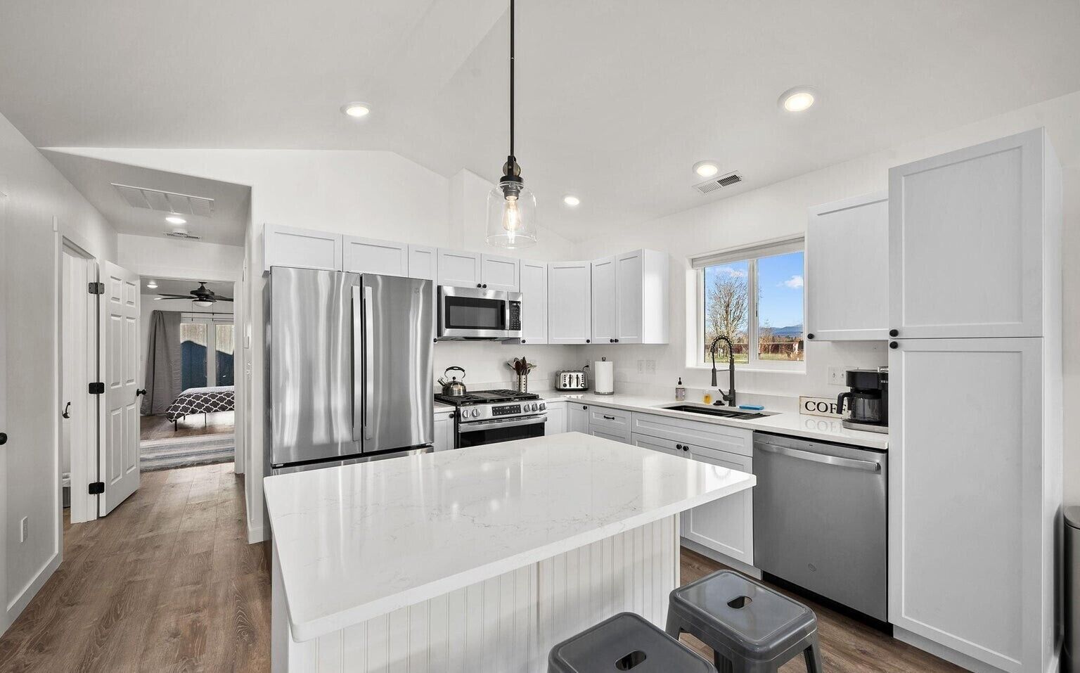 Jääkaappi, mikroaaltouuni, uuni, liesi