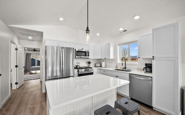 Kjøleskap, mikrobølgeovn, ovn og kokeplater