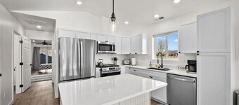 Large Cottage Near Downtown, Beach & Skiing #172