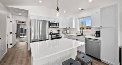 Large Cottage Near Downtown, Beach & Skiing #172