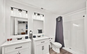 Shower, hair dryer, towels, soap - Large Cottage Near Downtown, Beach & Skiing #172 (Ponderay)