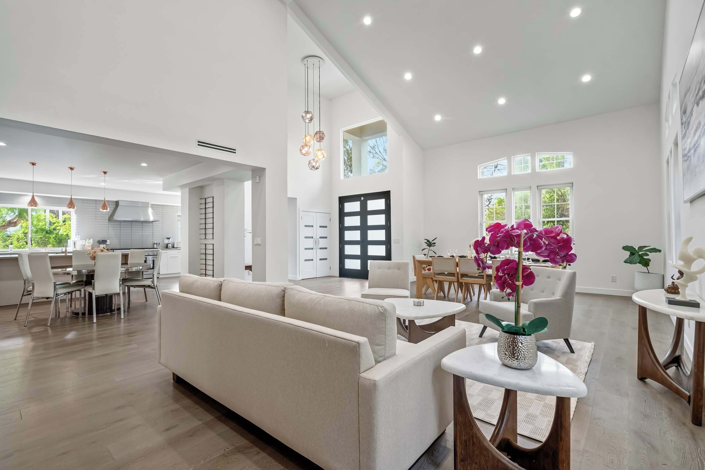 Televisio, takka, työhuone