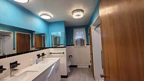 Dusj, hårføner, håndklær og toalettpapir