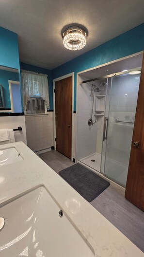 Douche, sèche-cheveux, serviettes fournies, papier toilette