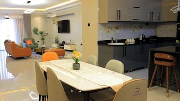 Apartamento, 2 quartos | Opções para refeição no quarto