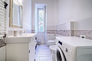 Shower, hair dryer, bidet, towels - Oasis in the city - Two-room apartment between Piazza del Popolo and Olympic Stadium (Roma)