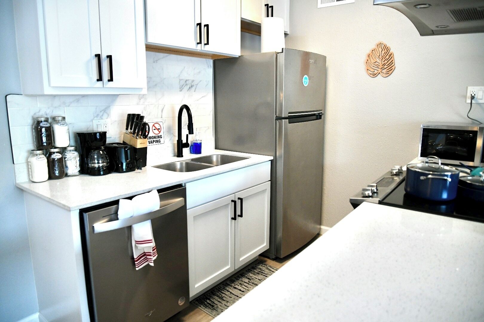 Réfrigérateur, micro-ondes, four, plaque de cuisson