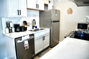 ثلاجة، ميكروويف، فرن، موقد طهي مسطح