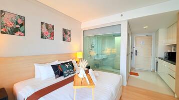 Escritorio, espacio para trabajar con un portátil, cortinas opacas