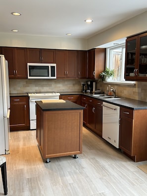 Microwave, oven, stovetop, dishwasher - Your 2-bedroom home near all the trails with Hottub (Squamish)