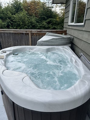 Outdoor spa tub - Your 2-bedroom home near all the trails with Hottub (Squamish)