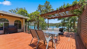 Outdoor dining - Dorathee Cottage - Pet Friendly - Absolute Waterfront (Gunderman)