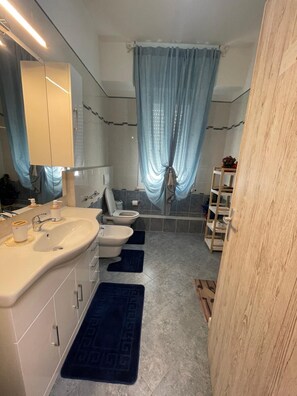 تجهيزات دش، مجففات شعر، مراحيض شطف، مناشف