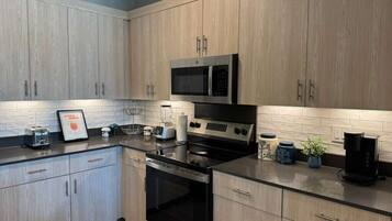 Micro-ondes, four, plaque de cuisson, lave-vaisselle