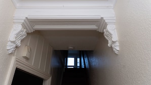 A hallway with a white ceiling and a door at the end. - Estokova Haven sleeps up to 9 - Free parking (Swindon)