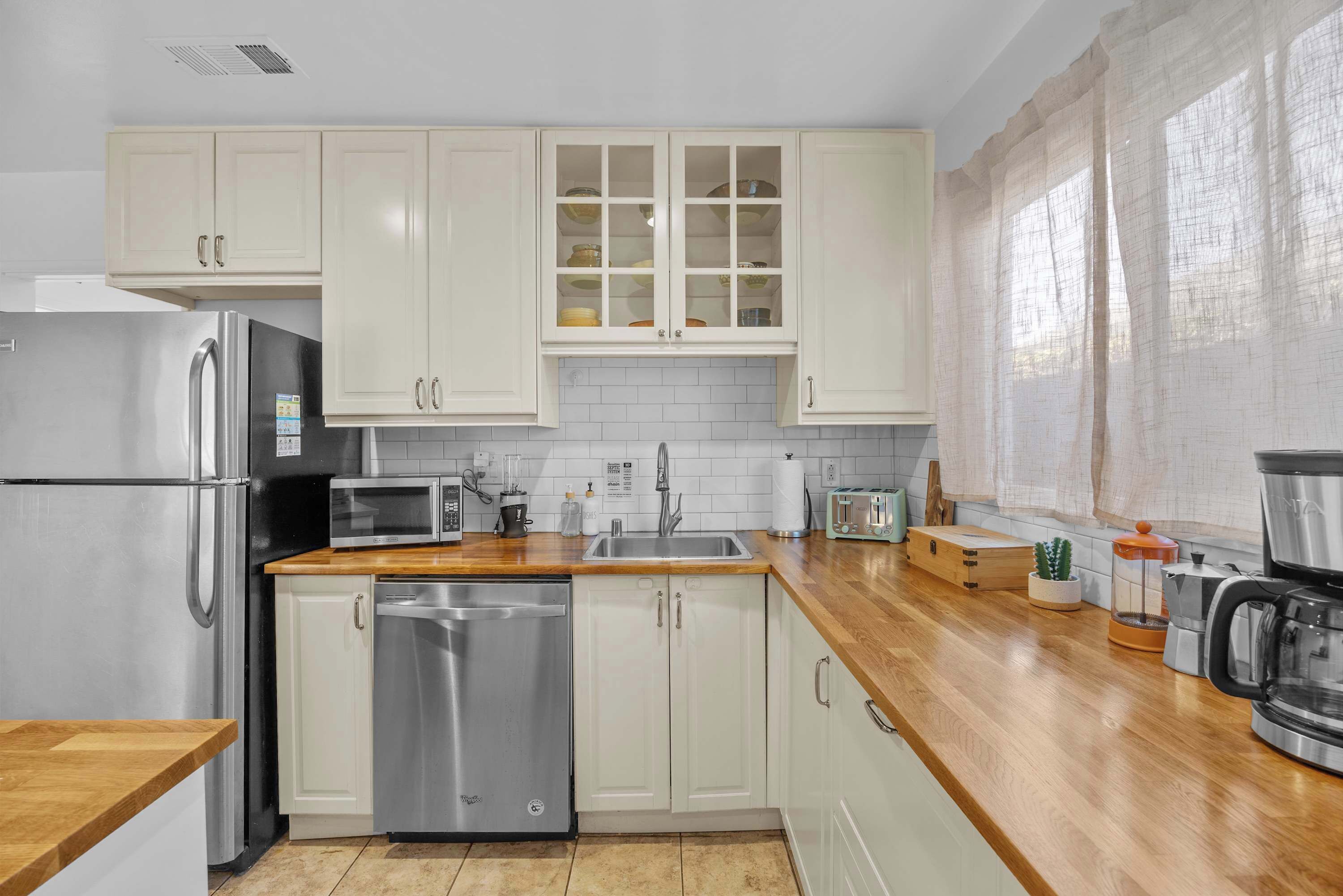 Jääkaappi, mikroaaltouuni, uuni, liesi