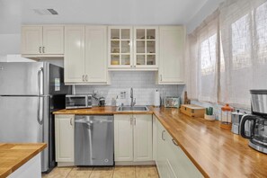 Fridge, microwave, oven, stovetop - New Listing! Chesapeake Cottage by Colby & Conrad (Los Angeles)