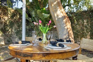 Outdoor dining - New Listing! Chesapeake Cottage by Colby & Conrad (Los Angeles)