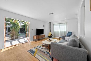 Televisión y oficina 