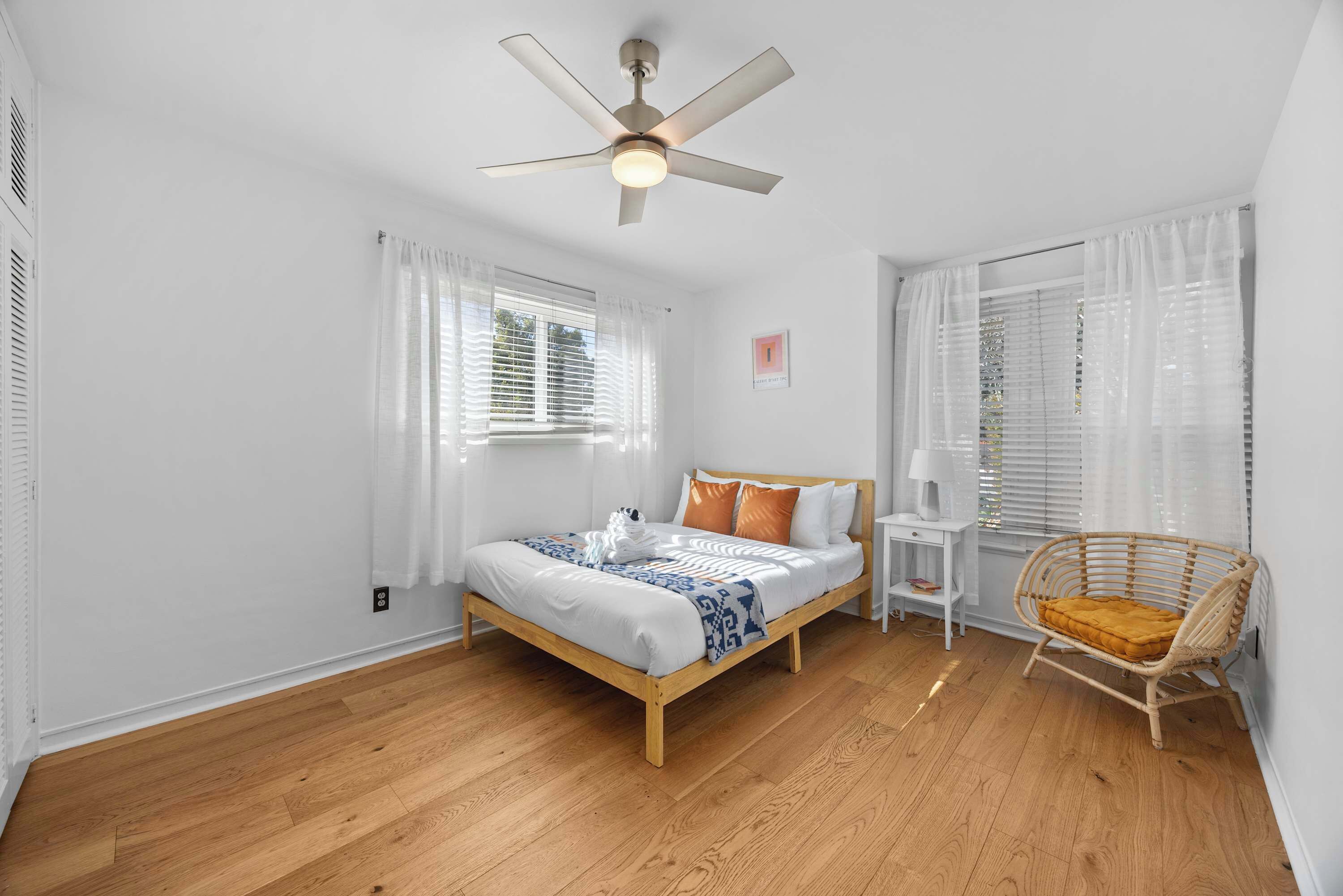 Escritorio, tabla de planchar con plancha, cuna de viaje y wifi 