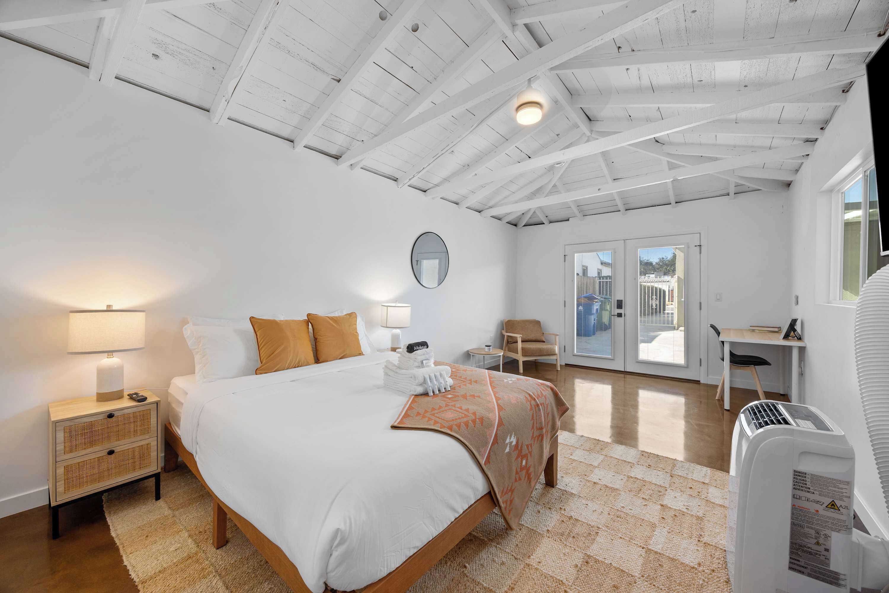 Bureau, fer et planche à repasser, lit parapluie, Wi-Fi