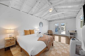 Schreibtisch, Bügeleisen/Bügelbrett, Reisekinderbett, WLAN