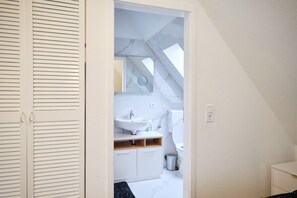 Towels, soap, toilet paper - Family room with one 160 cm bed + two 90 cm beds (Wuppertal)