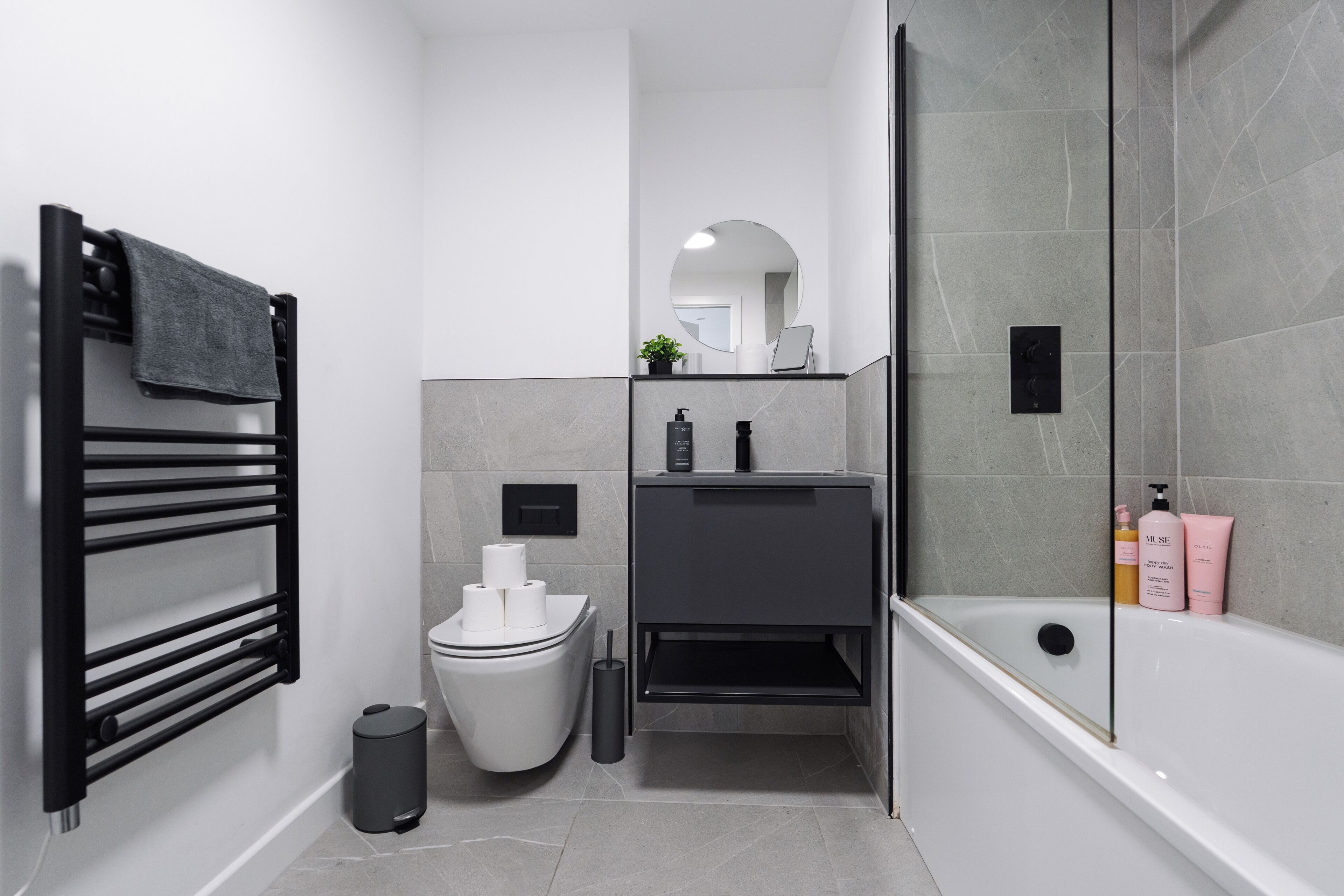 Dusj, hårføner, håndklær og såpe