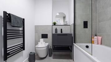 Dusj, hårføner, håndklær og såpe