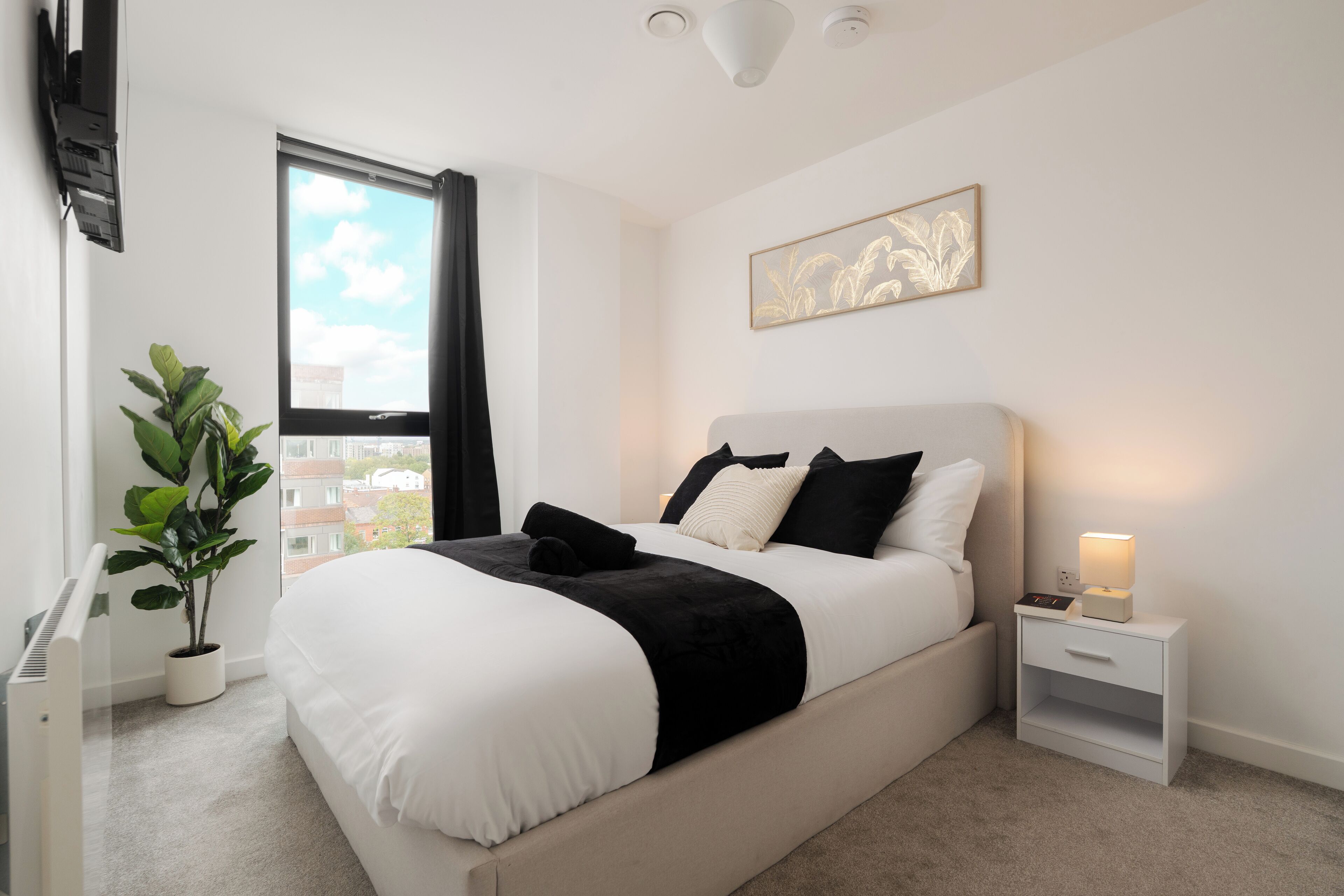 Escritorio, tabla de planchar con plancha, wifi y ropa de cama