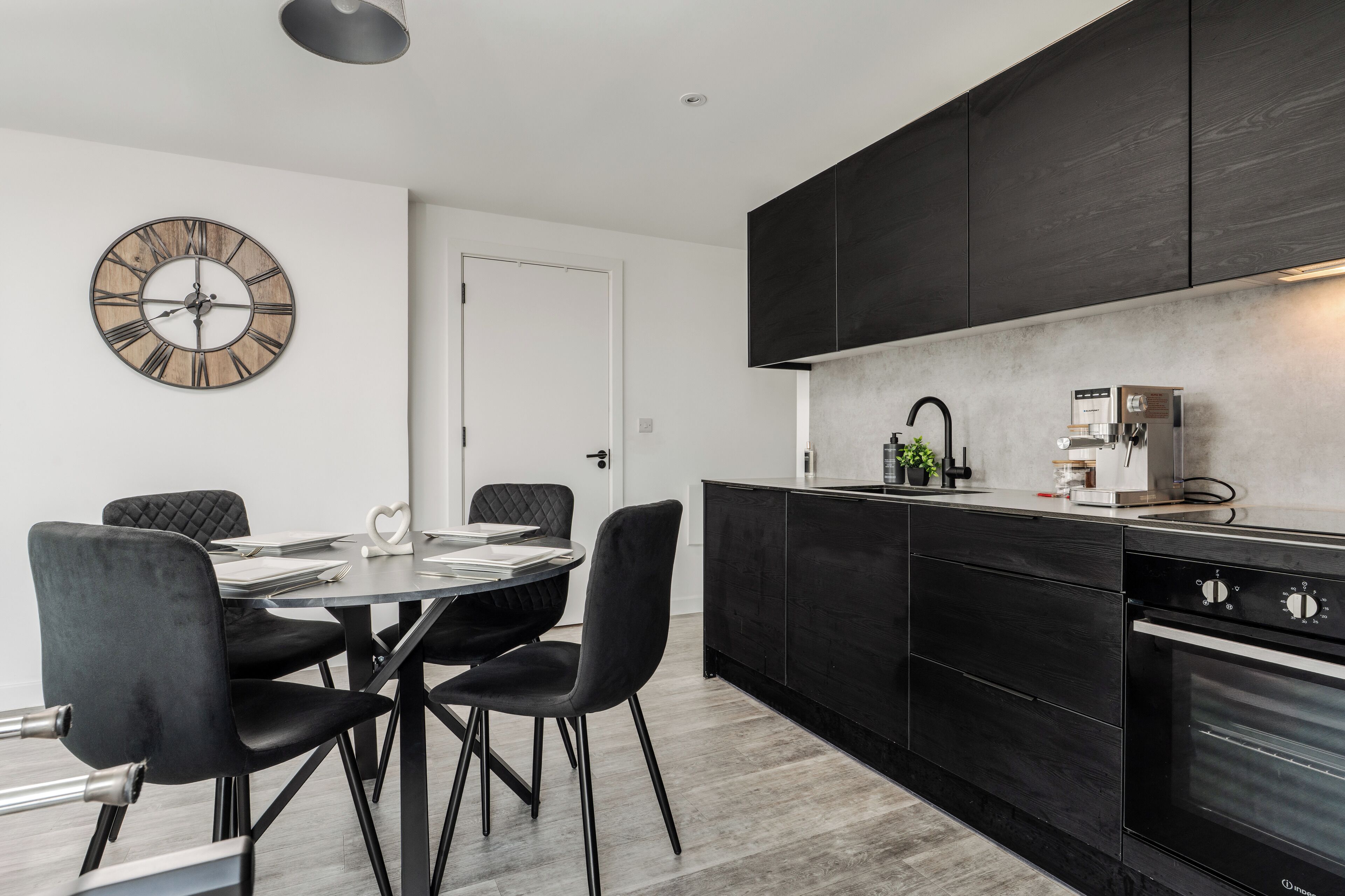 Køleskab, mikrobølgeovn, ovn, kogeplade