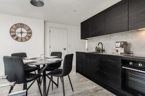 Fridge, microwave, oven, stovetop - 2 Bedroom - Old Trafford - Balcony - Free Parking (Manchester)