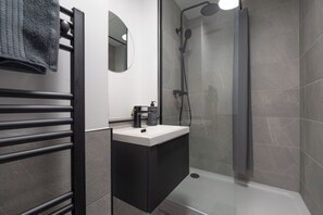 Shower, hair dryer, towels, soap - 2 Bedroom - Old Trafford - Balcony - Free Parking - 2 Bathrooms  (Manchester)