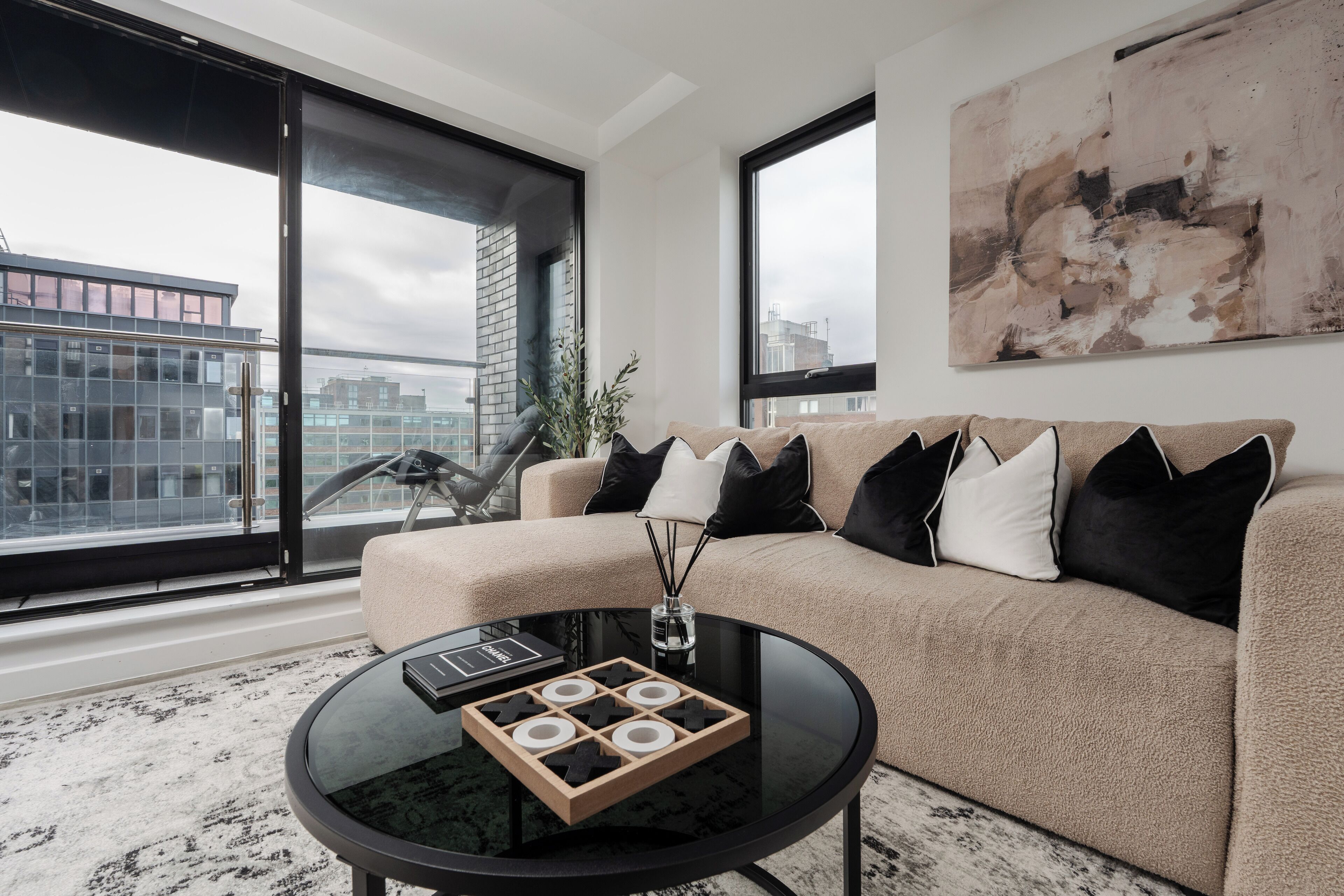 Una Smart TV, un futbolín, libros