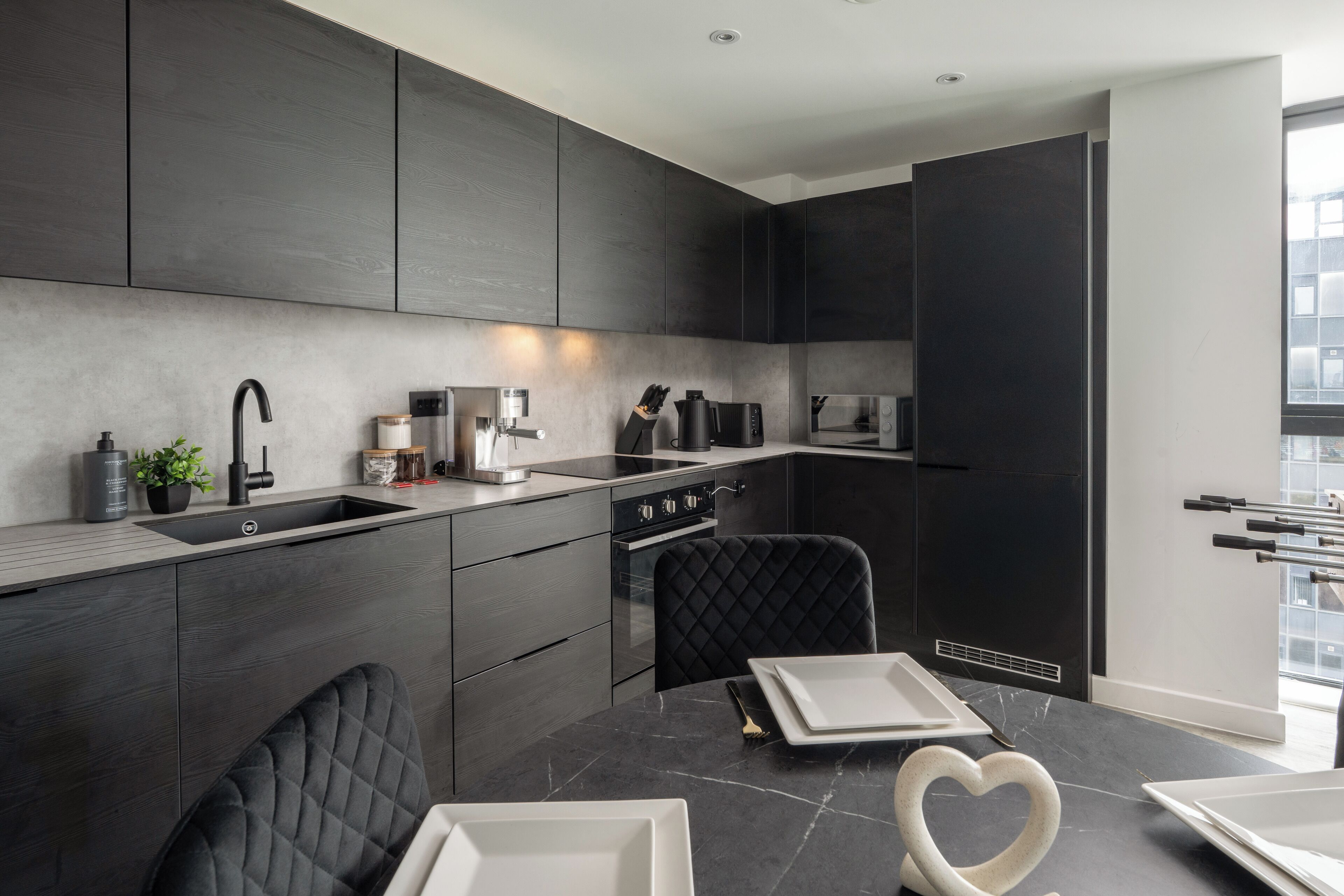 Kylskåp, mikrovågsugn, ugn och spishäll