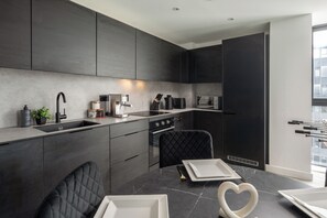 Køleskab, mikrobølgeovn, ovn, kogeplade