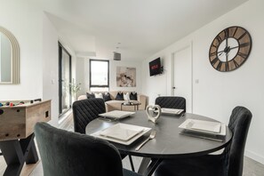 Dining - 2 Bedroom - Old Trafford - Balcony - Free Parking - 2 Bathrooms  (Manchester)