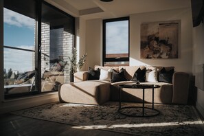Smart-TV, Tischfußball, Bücher