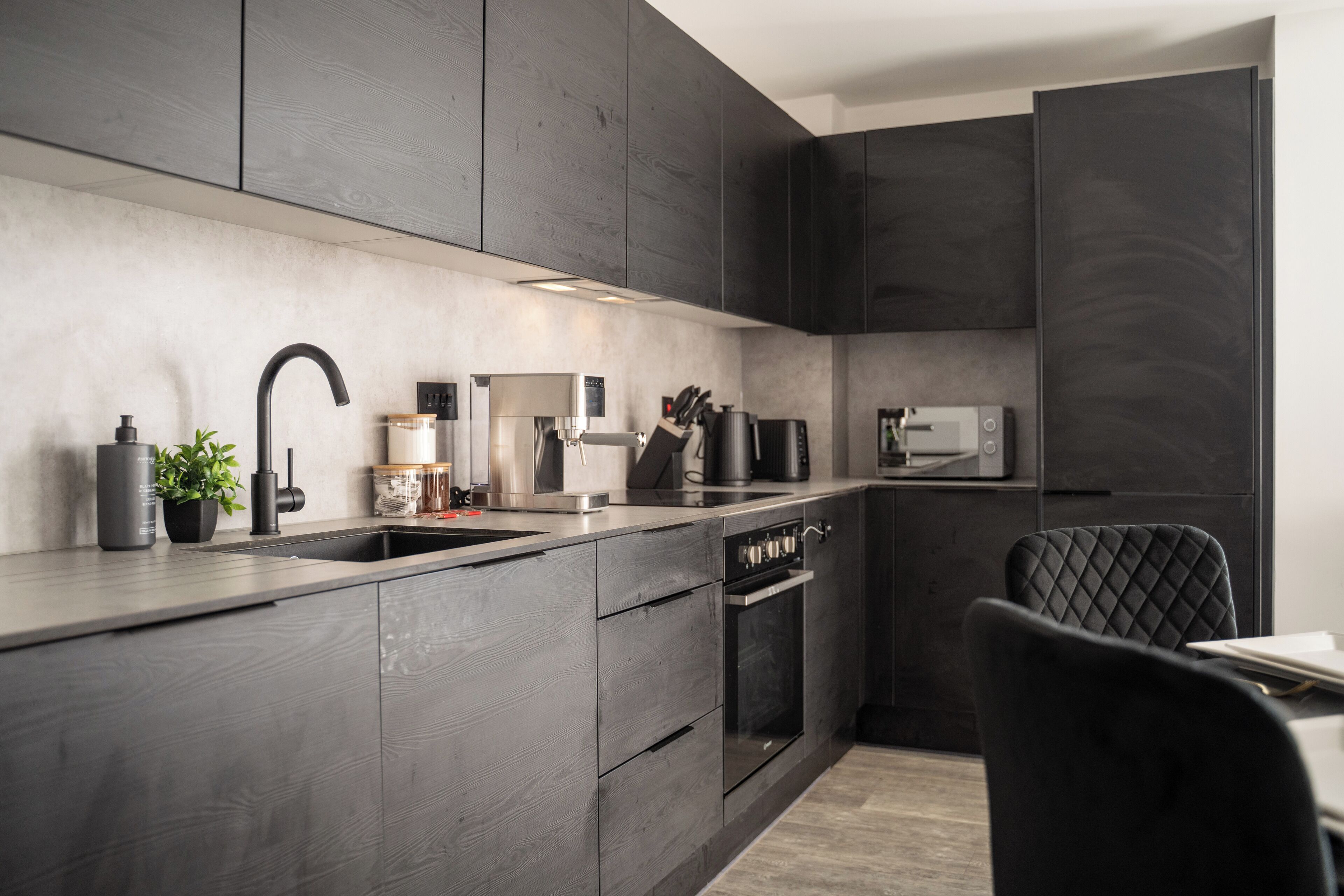 Frigorífico, microondas, horno y placa de cocina