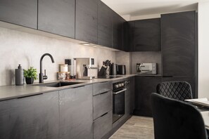 Kühlschrank, Mikrowelle, Ofen, Herdplatte