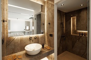 Doccia, asciugamani, sapone, shampoo
