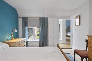 Työpöytä, silitysrauta/-lauta, vauvan matkasänky, Wi-Fi