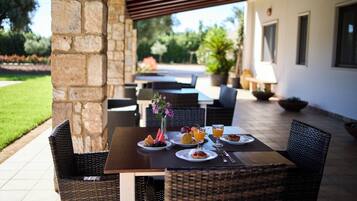 Café da manhã com buffet grátis todos os dias