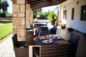 Café da manhã com buffet grátis todos os dias