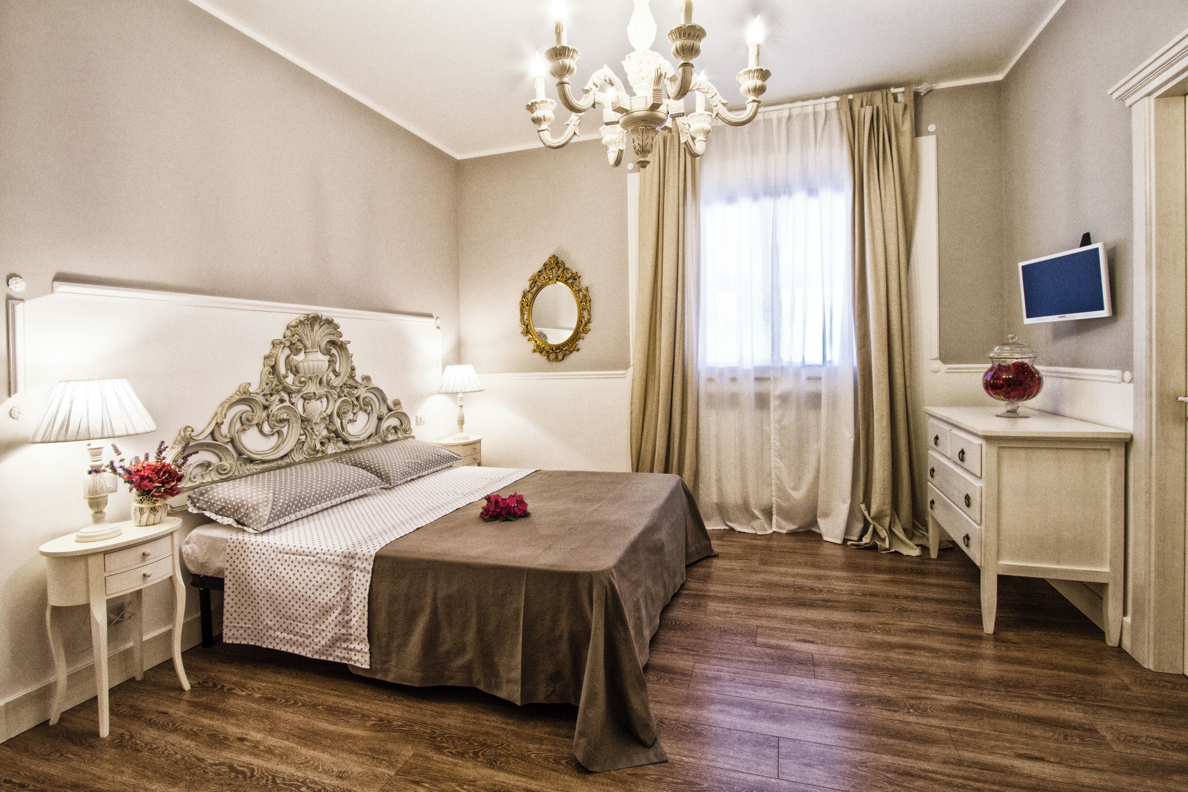 Quarto triplo superluxo, vista para a piscina | Cortinas blackout, ferros/tábuas de passar roupa, Wi-Fi de cortesia