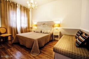 Habitación triple Deluxe, vista al jardín | Cortinas blackout, tabla de planchar con plancha y wifi gratis 