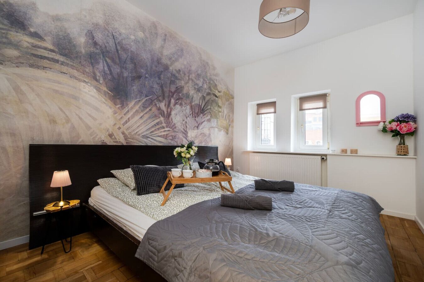 Een bureau, een strijkplank/strijkijzer, wifi, beddengoed