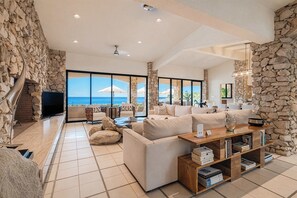 Smart TV, fireplace, books, offices - Oceanfront Villa · Pool, Hot Tub, Fireplace & BBQ (San José del Cabo)
